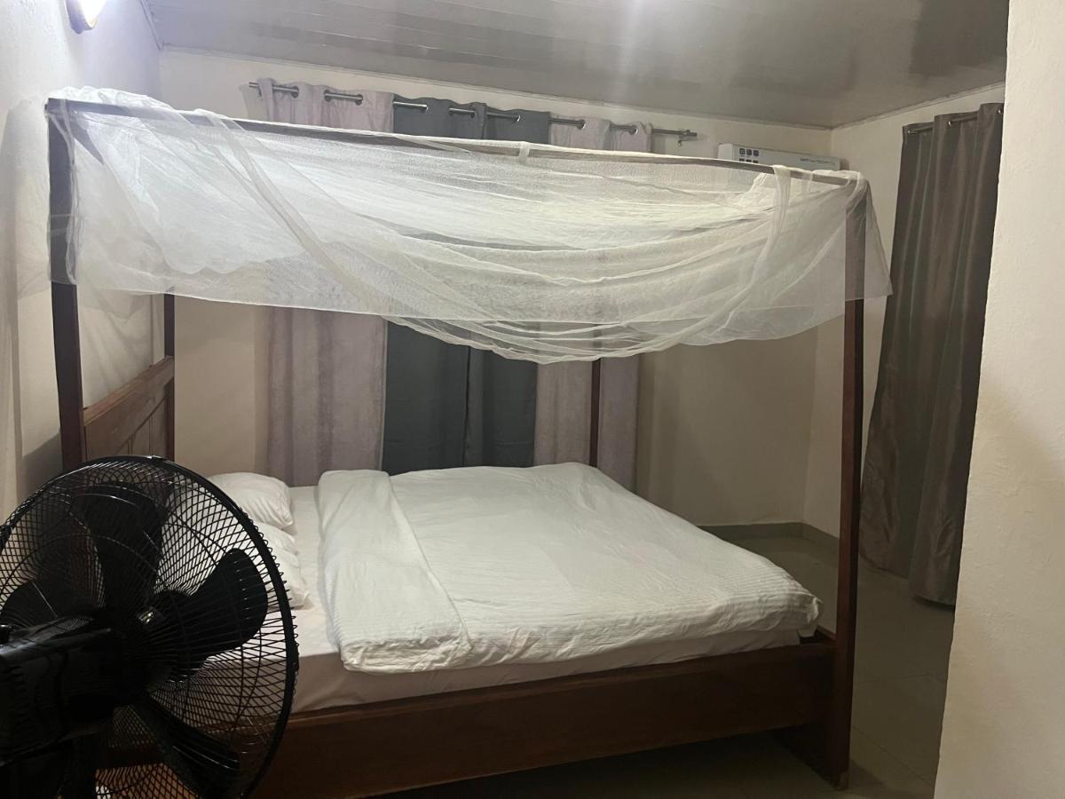 Pearson Street Hostel ฟรีทาวน์ ภายนอก รูปภาพ